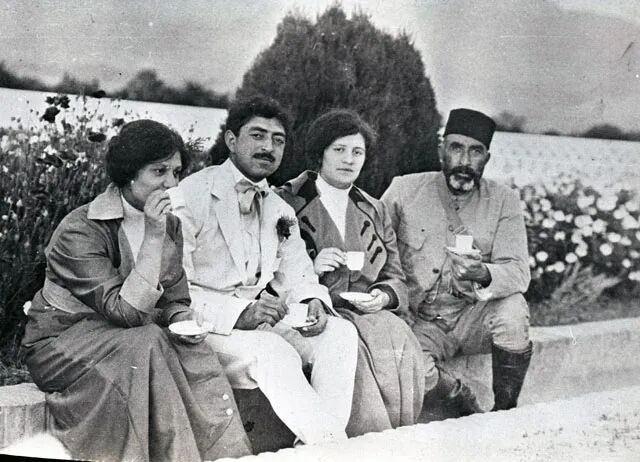 File:King Amanullah Khan with a group of people in 1927.jpg ...